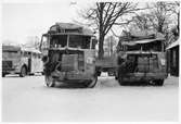 Krockskadade bussar Statens Järnvägars, SJ buss 1985 och SJ buss 2138.