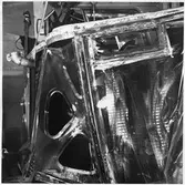 Detaljbild på kollisionskadad buss, Statens Järnvägars, SJ buss 2128.