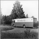 Bollnäs biblioteks bokbuss på tur.