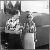 Personal som är på tur med bibliotekets bokbuss i Bollnäs kommun.