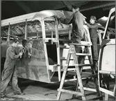 Karosseriarbetare klär stålstommen.