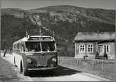 Statens Järnvägar, SJ buss 1877 vid gammalt hus efter vägen mellan Tromsø och Vollan.