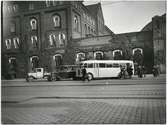 Aerotransports bussar utanför Malmö C år 1934. Bussarna går mellan Malmö C - Flyghamnen - Ångfärjan.