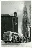 Statens Järnvägar, SJ turistbuss med resenärer vid stadshuset.