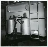 Gasolflaskor bakpå buss.