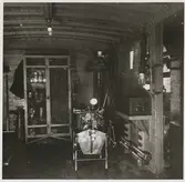 Inredning i hjälpvagn med ispårningsmaterial.