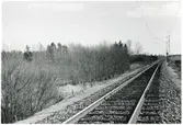 Järnvägsspår på sträckan mellan Skogsbo och Tierp. I bakgrunden skymtas Skämsta banvaktstuga.
