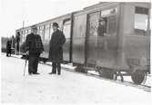 Repbäcken station. Stationsmästare Per Gustaf Åsbrink och byråvaktmästare Brandt, Gävle. Gävle-Dala Järnvägar, GDJ ångvagn.