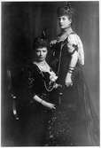 Porträtt av Maria Fjodorovna och hennes syster Alexandra av Danmark taget 1908.
Maria Fjodorovna, sittandes till vänster, var kejsarinna av Ryssland 1881-1894. Hennes syster Alexandra var drottning av Danmark 1902-1925.