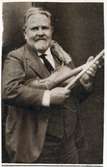 Stationsinspektor Karl Tirén (1869-1955). Sameforskare, konstnär, fiolbyggare samt folkmusiker. Mottagare av den kungliga medaljen Litteris et Artibus 1929.