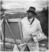 Stationsinspektor Karl Tirén målandes i den fjällmiljö ur vilken han hämtade de flesta av motiven i sin konst.