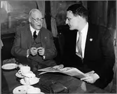 Generdirektör Erik Upmark och f.d Generaldirektör Granholm samtalar under invigningsresan för elektrifieringen av sträckan Borås - Strömstad.