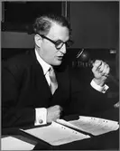 Generaldirektör Erik Upmark talar i mikrofon.