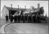 Personal vid lokomotivstallet på Gnesta station 1911. Statens Järnvägar, SJ Tb 878.