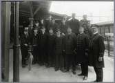 Gruppfoto av resgodspersonalen på stationen i Hallsberg.