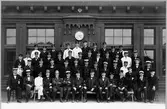 Gruppfoto på personalen med stationsinspektoren Wiberg.