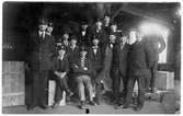 Gruppfoto på personalen i gamla godsmagasinet.