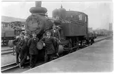 Lokpersonal med växellok vid Karlshamn station.