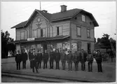 O. L. Netzén, stationsinspektor med personalen vid Kimstad station.
