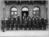 Arnold Ludvig Nilson, Stationsinspektor vid Landskrona & Helsingborgs Järnvägar, L&HJ med ytterpersonal i Landskrona 1903.