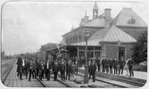 Gruppfoto av stationspersonalen i Linköping sommaren 1904.