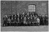 Gruppfoto på lokstationspersonal vid Tomteboda station.