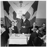 Statens Järnvägar, SJ Tryckeri i Tomteboda firar 30 års jubileum. SJ:s generaldirektör Erik Upmark med personalen från biljett- och blankettkontoret.