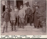 Gruppfoto i Gällivare 1897. Stakningsledare Sam Philip med personal.