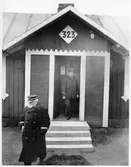 Vårsyn på 1:a distriktet. Bandirektör Wiberg och baningenjör Peterson vid banvaktstuga 323. Troligen Stekumla banvaktstuga.