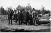 Reparatör Broberg och tre män framför en bildressin.