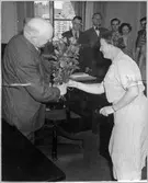 Byråchefen Ragnar Lunsqvist välkomnas till Persontaxebyrån av Fru Margit Cecilia Eklund. 
Statens Järnvägar, SJ.