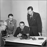 Byråingenjör Sven-Erik Schäder instruerar medarbetare i befästning av järnvägsräls.