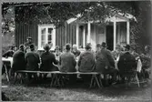Konung Gustaf V och Konung Alfons XIII jaktsällskap lunchar på Kronojägarebostad på Fagerhult i Hunneberg.