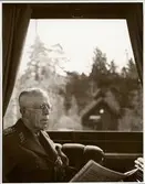 Konung Gustaf V i kungliga vagnen.