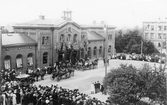 Mottagning av konung Oscar II vid Örebro station.