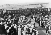 Oscar II anländer till Mellansels station.