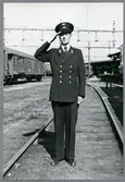 Uniformerad okänd stationskarl.