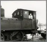 Lokförare i förarhytten på ett ånglok.