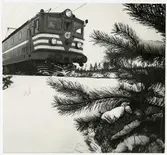 Ellok i vintermiljö.