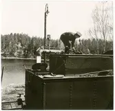 Vattenpåfyllning i ett ånglok från Trafikaktiebolaget Grängesberg – Oxelösunds Järnvägar, TGOJ.