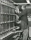 Personal utför installation av televäxel.