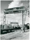 Lastning av brädor till godsvagn.