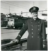 Stins Åberg vid Eskilstuna Central med Trafikaktiebolaget Grängesberg–Oxelösunds Järnvägar, TGOJ Bt 306 i bakgrunden.