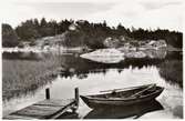 Skärgård i Oxelösund med roddbåt.