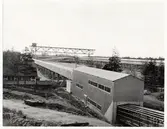 Vy över transportband med lastplats i bakgrunden.