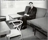 Man med cigarett i Guldsmedshyttans herrgård.