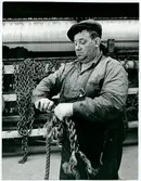 Förrådsman Gustaf Magnusson splitsar en tross.