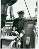 Willy Moberg vid rodret på bogserbåten 