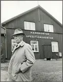 Överinspektör för trafiktjänsten, Öit Hedin utanför hamnkontoret och speditionskontoret.