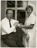 Överintendent Rolvsman får en spruta av syster Britta.